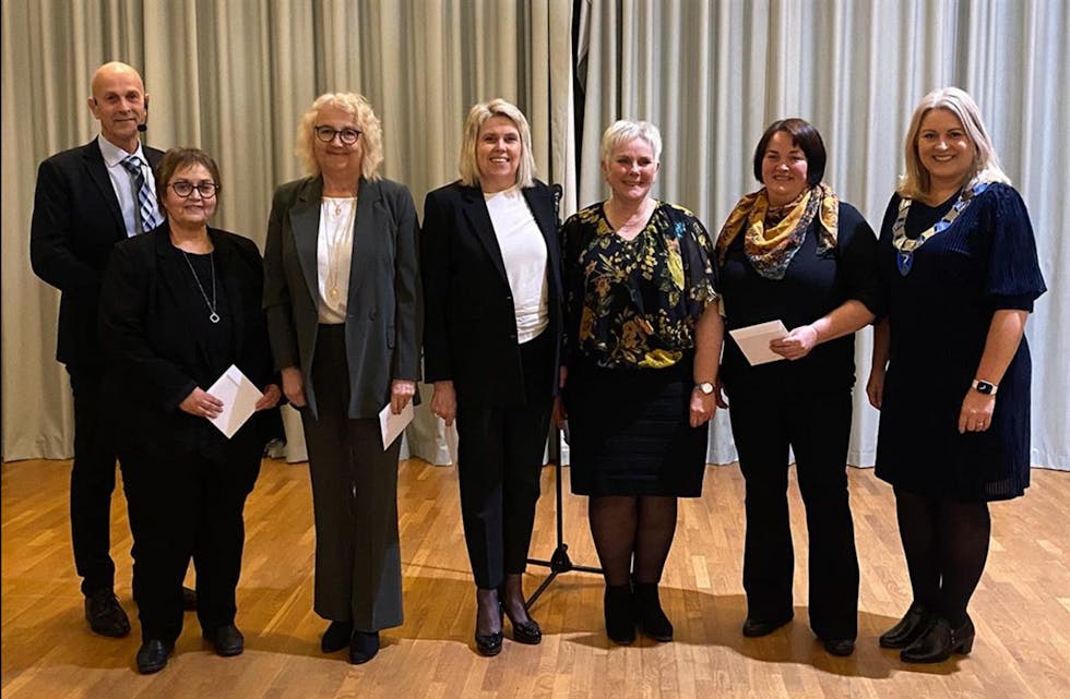 35-års jubilantar
Frå venstre: rådmann Sigurd Eikje, Ingunn Myklebust, Aud Klungtveit, Grete Fjeldheim Vestbø, Ranveig Lindanger, Oddbjørg Lønning Brekke og ordførar Monika Lindanger. Merethe Stokkenes og Monica Stokkenes Tjomsland var ikke til stede.
