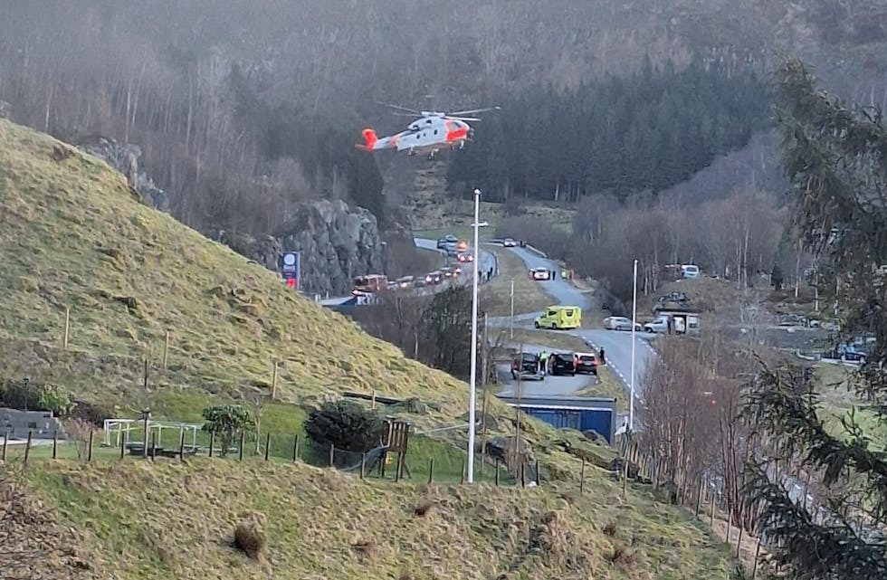 Et redningshelikopter tok med seg en av de skadde. Foto: TB-tipser