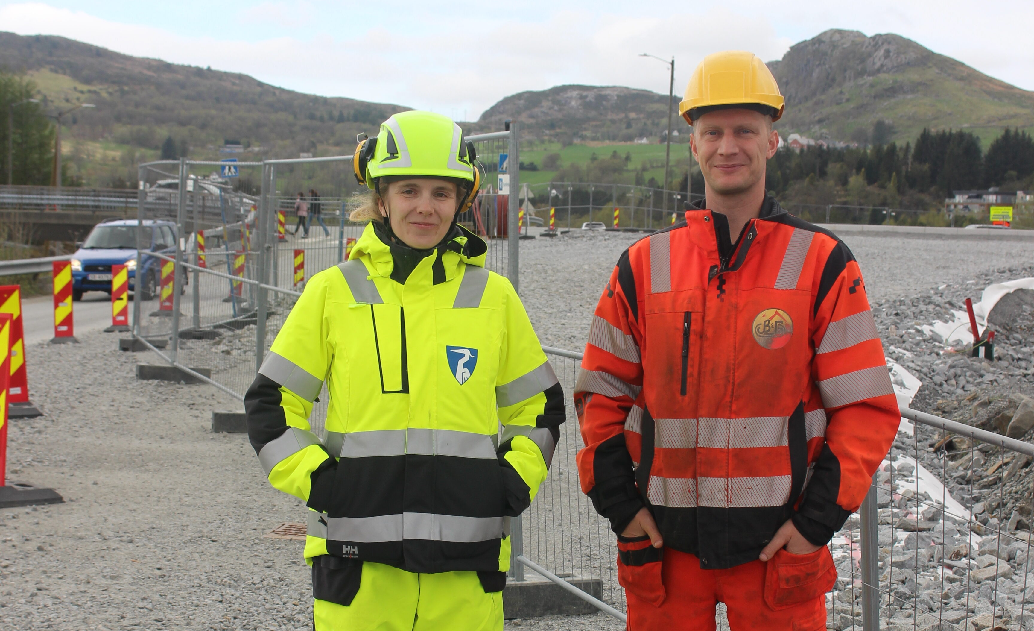Thea Morken Augustson, prosjektleiar i Tysvær kommune og anleggsleiar Arnt Helge Hegelstad frå Bertelsen og Garpestad meiner dei har funne ei god løysing for omkøyringa ved Aksdal. 
Foto: Marit Tvedt
