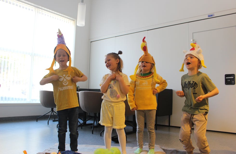 Gjengen i denne gruppa, Mia, Oscar, Leo, Theo, Olivia og Jesper, er glade i å synge og danse. Her framfører fire av dei Ei and, ei and … til 20 i stil.