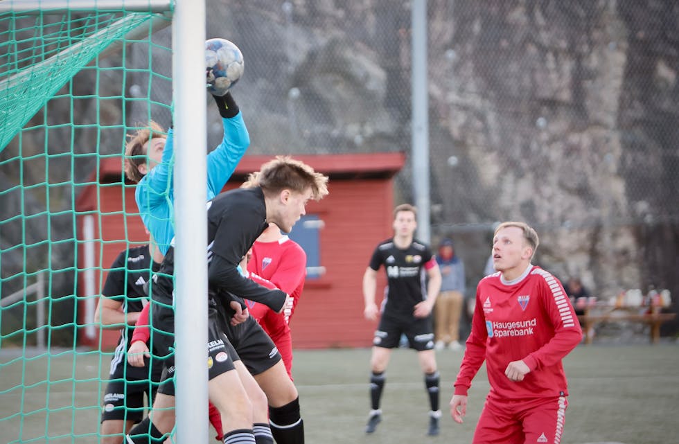 Sveio-keeper Pawel Kucaj var banens beste. Her snapper han ballen foran Jørgen Røksund, som fikk litt revansje da han reduserte utlignet til 1-1. Foto: Alf-Einar Kvalavåg
