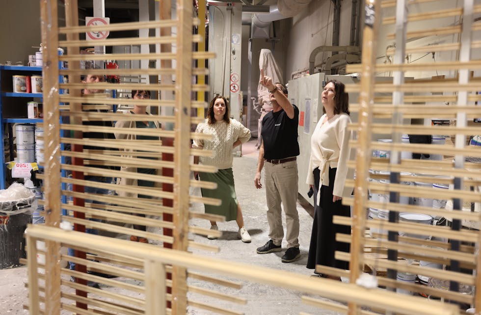 I samband med landsmøtet tok to av dei lokale SP-politikarane Hanne Marte Vatnaland og Lisa Marie Ness Klungland turen innom vindaugeprodusenten Førre. Der møtte dei Birger Førre som hadde mykje å melde.
Foto: Alf-Einar Kvalavåg