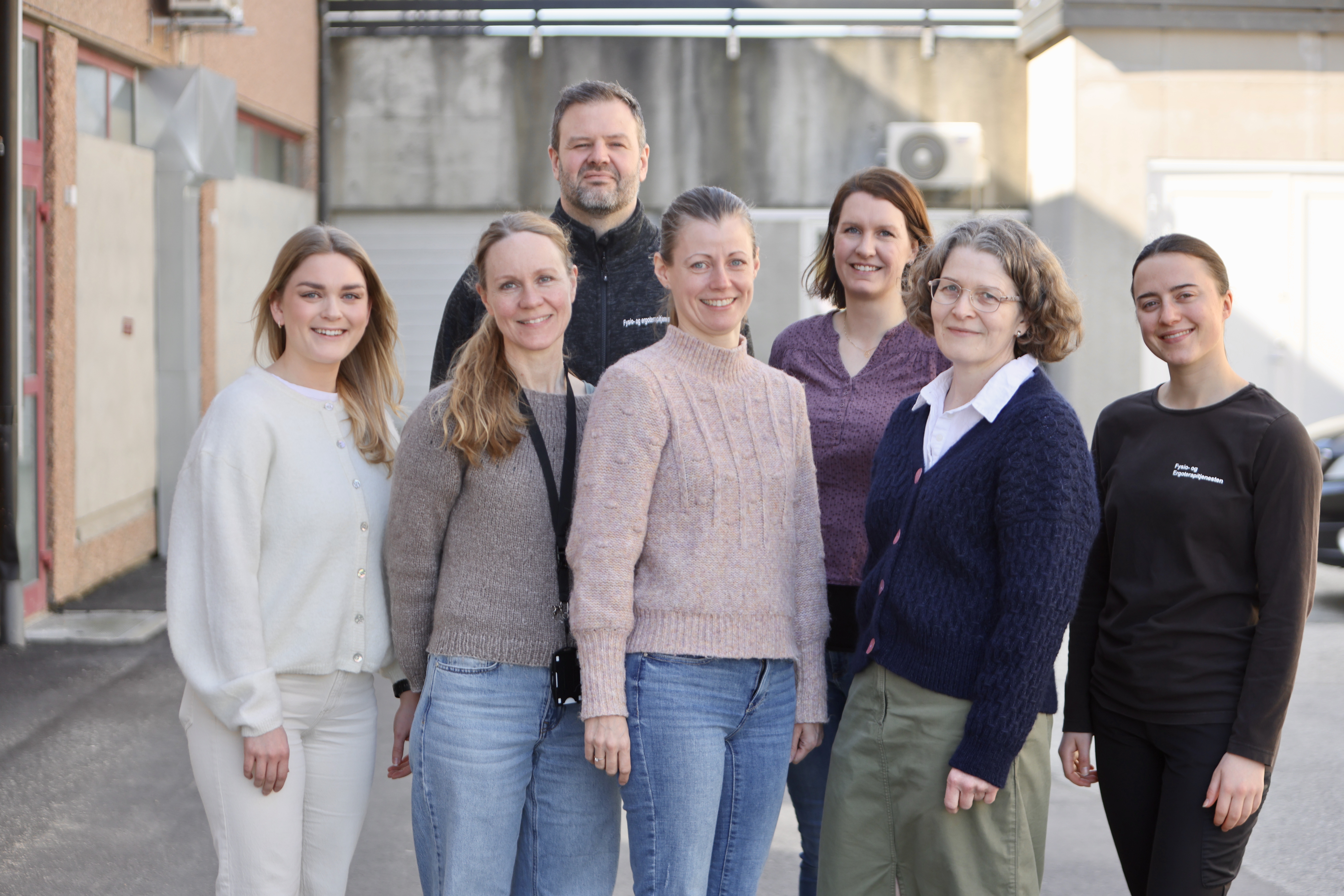 Fallforebyggende team i Tysvær kommune. 

Bakerste rekke fra venstre: Øyvind Østensjø (ergoterapeut) & Maria Sørhaug Landro (fysioterapeut)
Fremste rekke fra venstre: Oda Rossebø Knudsen (fysioterapeut og fallkoordinator), Eva Aarvik (fysioterapeut), Anne Jonassen Johnsen (prosjektleder og seksjonsleder fysio- og ergoterapitjenesten), Anbjørg Ørke (vernepleier i hjemmetjenesten) og Malin Akselberg (turnusfysioterapeut). Foto: Alf-Einar Kvalavåg