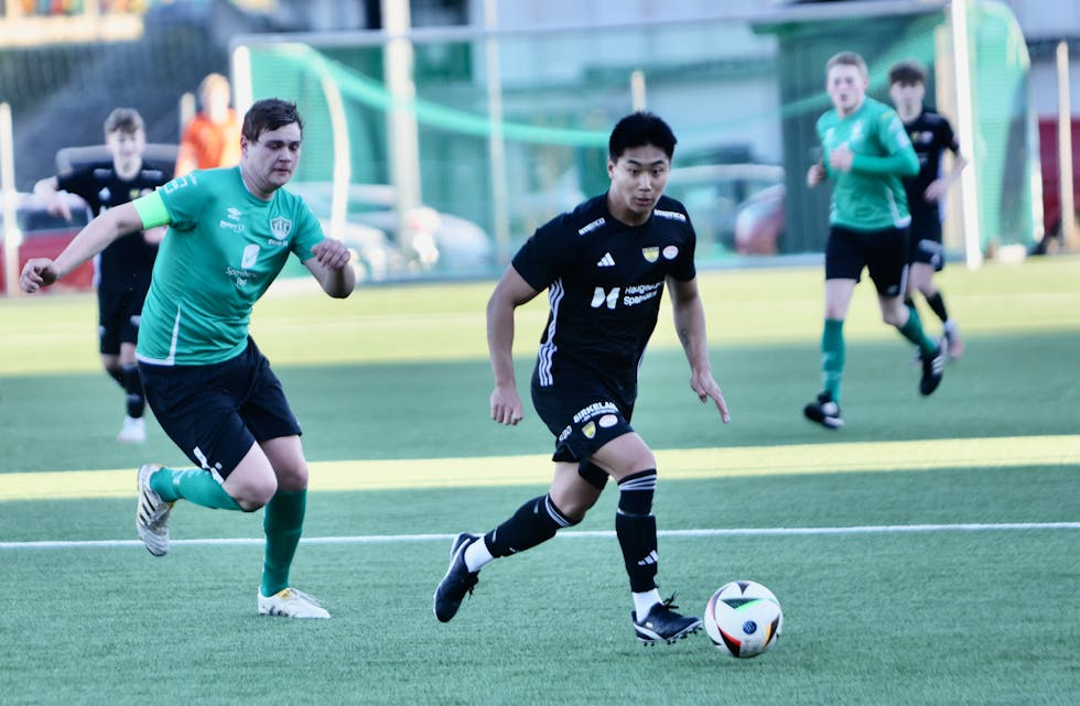Gabrial Holden ble årets første målscorer i serien. Her løper han fra Etne-kaptein Tobias Grønstad Kristiansen. Foto: Alf-Einar Kvalavåg