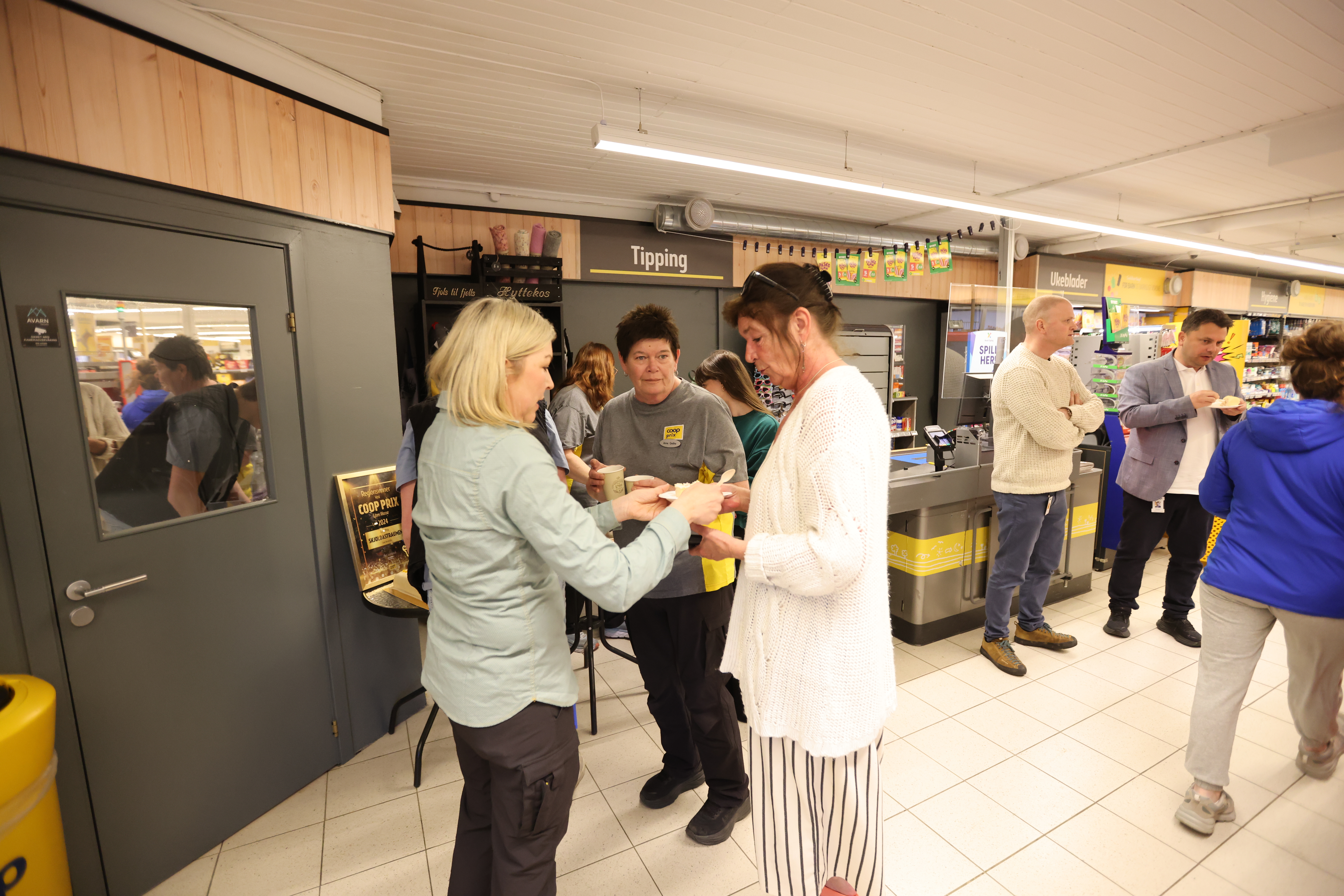 Liv Irene Hetland bor i 2. etasje og måtte selvsagt komme ned og få med seg feiringen.