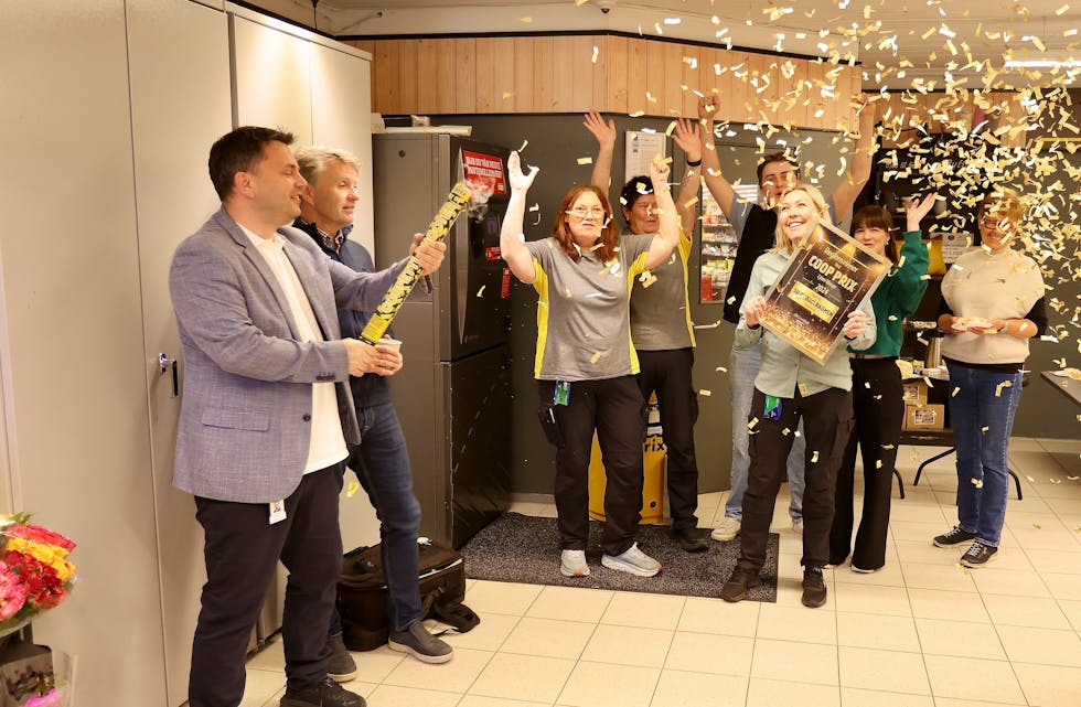 Årets butikk ble feiret med kake og konfetti. Butikksjef Elfrid Ørke Nes med diplomet i midten. De som var på jobb i dag var Even Baustad, Anne Grethe Lindanger, Anita Mæland, Annastasiia Pohribna, Vilde Thorsen og Lene Fossen. Foto: Alf-Einar Kvalavåg