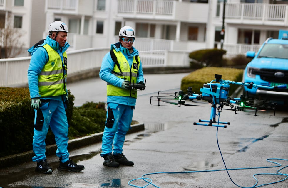 Kenneth Nilsen og Elias Njøten er i gang med vask av de hvite leilighetene på Førresfjorden brygge. Foto: Alf-Einar Kvalavåg