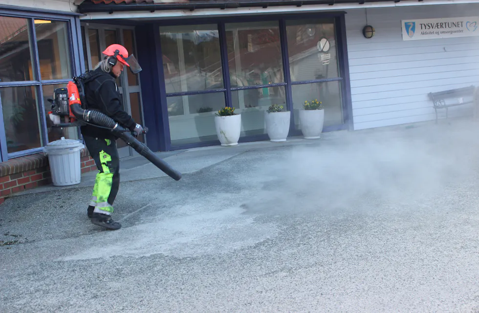 Terje Hagholt i aksjon i fjor. Nå er kostebilene i gang langs veiene.