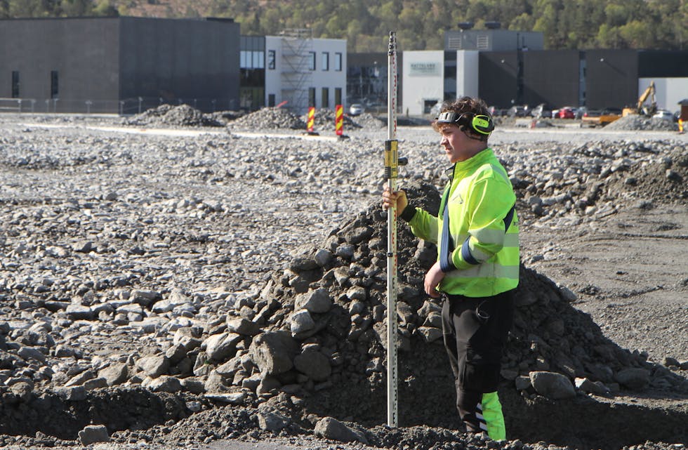 Alexander Norheim (18) er lærling hos Bjerkreim og Hansen, og deltar i ytbyggingen av hvileplassen i Aksdal Næringspark.
Foto: Sarah Elise Falkeid
