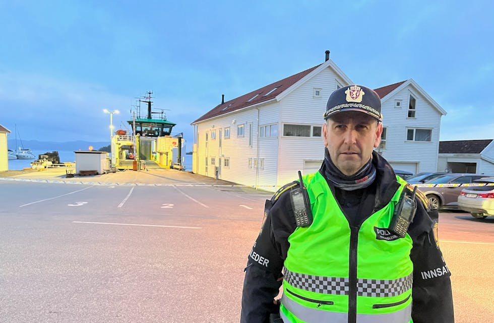 Politiet og Tore Frøyland-Jensen holder vakt ved ferja i Nedstrand. Foto: Anna Silgjerd Monstad