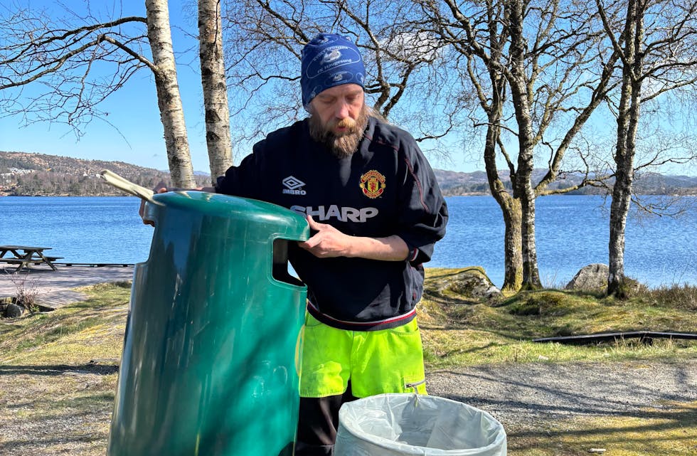 Roy Helge Furuly sørger for at søppel ikkje får flyte i naturen.