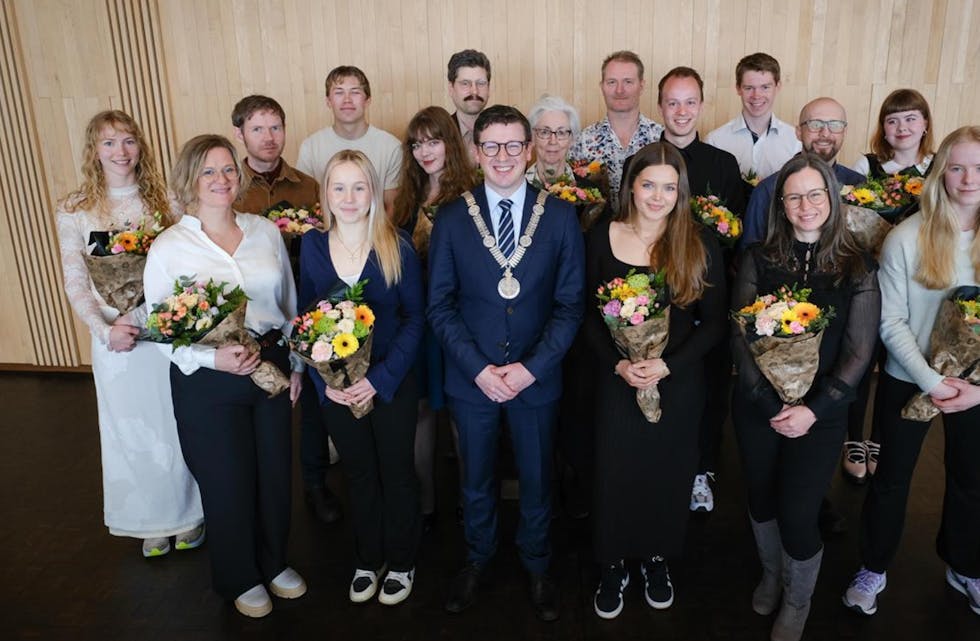Foran fra venstre: Kristine Julie Synnes, Ylva Berfjord, fylkesordfører Ole Ueland, Vilma Fjeldheim, Camilla Løken Hill og Elunn Grammeltvedt. Andre rad fra venstre: Martine Wollan, Anders S. Hana, Linn Isabel Eielsen, Helle Mellemstrand, Anders Engebretsen, Ørjan Zazzera Johansen og Johanna Warberg-Nilsen, og bak fra venstre: Linus Aksnes, Trond Kallevåg Hansen, Børge Fjordheim og Mads Furenes. Erik Akira Inman, Marit Johanne Sandsmark, Pål Hausken, Tuva Bjerkeli, Haugesund, Mathias Aase, og Tuva Alme er også tildelt stipend, men var ikke tilstede da bildet ble tatt.
