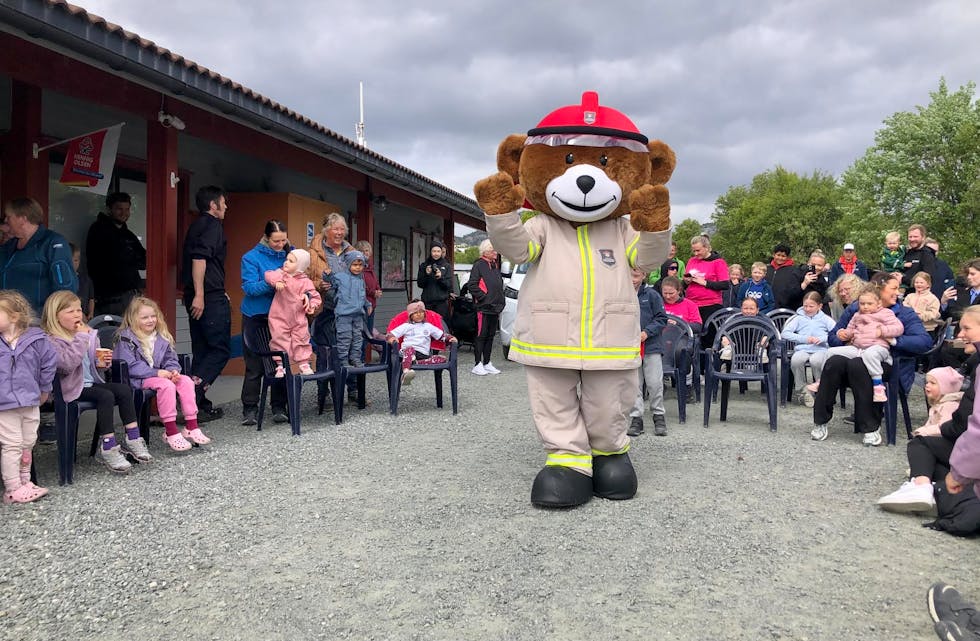 Mange barn fikk møte brannbamsen Bjørnis i Hervik i dag.