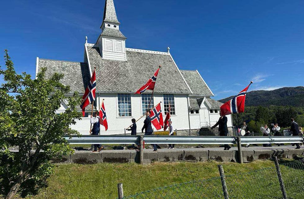 Toget passerer Straumen kyrkje på vei til skolen.