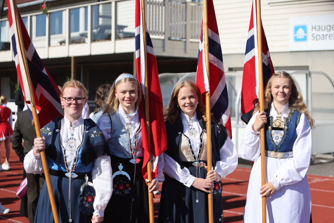 Uten flaggborg intet tog. Disse tok seg av jobben på Frakkagjerd. Foto: Alf-Einar Kvalavåg