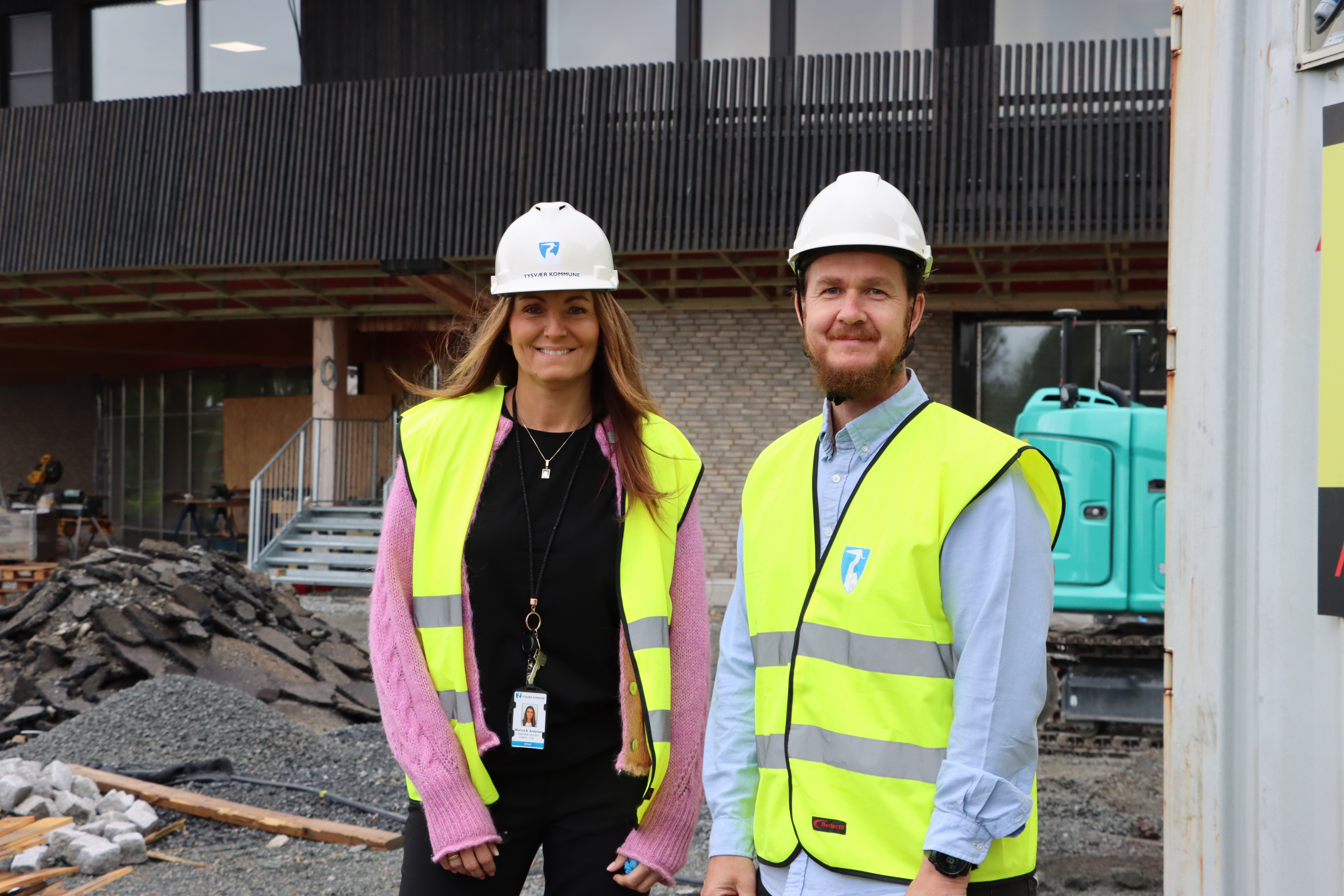 Inspektør Monica B. Andersen og rektor Harald Heien ter stolt over nye Frakkagjerd ungdomsskole. Nå kan de vinne pris.