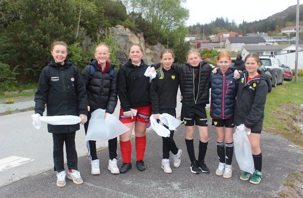 Desse jentene gleda seg til å plukke søppel. Saman med dei var "ekstrem mange" andre elevar frå idrettslaga i Skjold og Stegaberg.