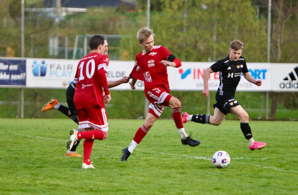 Tomålscorer Jonas Sønstabø Helland var vanskelig stoppe i en periode. Her er det Adrian Strand som tar et solid grep, mens Birger Sandsgård er klar til å ta over. Foto: Alf-Einar Kvalavåg