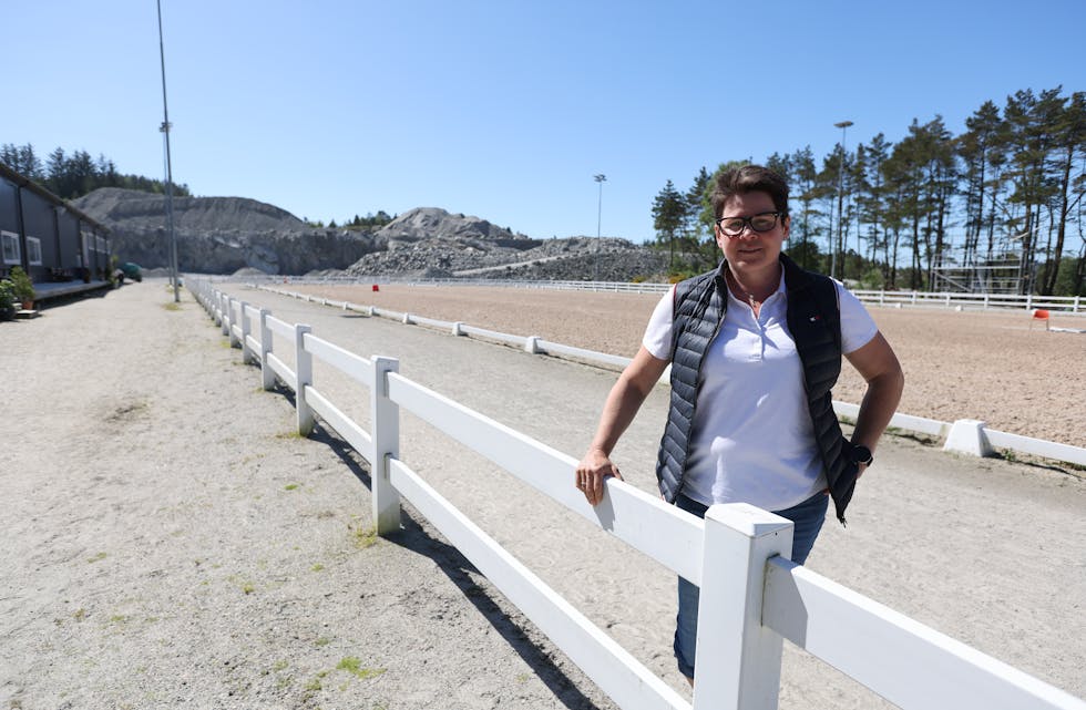 Helene Bergersen med steinhaugen i bakgrunnen som skal bli hestesport-anlegget sitt trinn 2. Oppstart kan vere neste år.