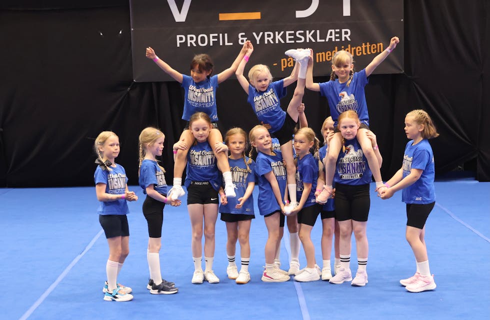 WCI Cheerlek var ført i aksjon i dag. de imponerte de mange på tribunen. Foto: Alf-Einar Kvalavåg