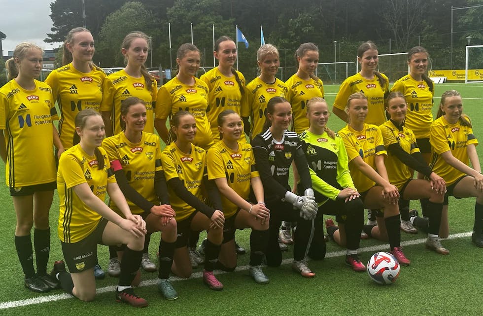 Denne gjengen fra Stegaberg/Skjold J17 har imponert stort i dag i Rogalandscupen.
Framme venstre:
Julie Åsland, Sofia Austerheim, Sina Fjell, Maria Tjoland, Vilde Opsøen, Ane Titland, Mali Knudsen, Mali Tønnesen, Elise Larsen
Bak venstre:
Nora Eren Apeland, Hanna Lund, Ingrid Egge, Linnea Rydningen, Helene Hopland, Amalie Wold, Malena Norebø, Anine Soma, Eline Meyer. Foto: Privat