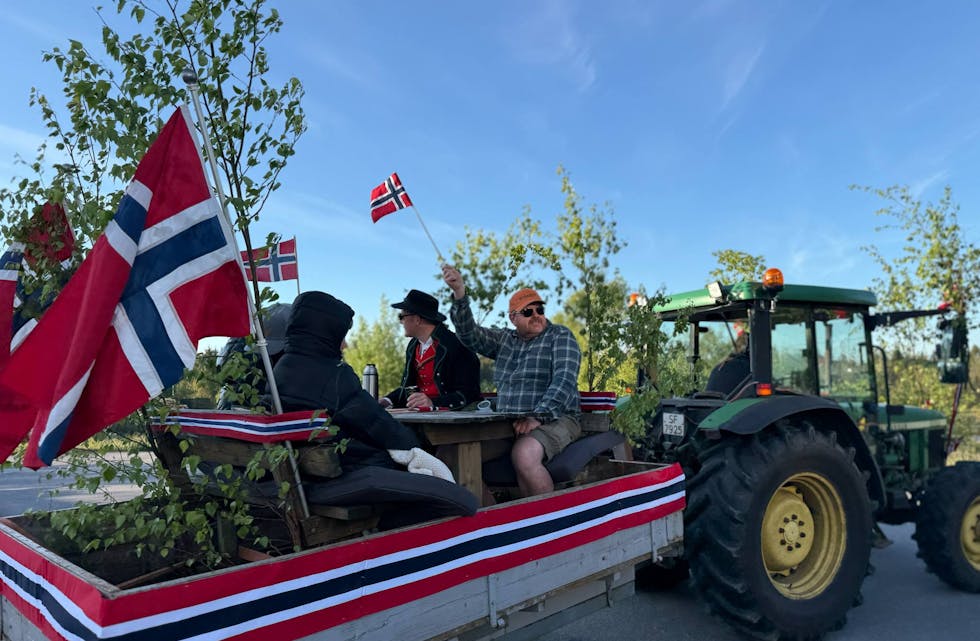 Imponerende langt og innholdsrikt traktortog på 17. mai. Foto: Marlene Sørensen Lundberg