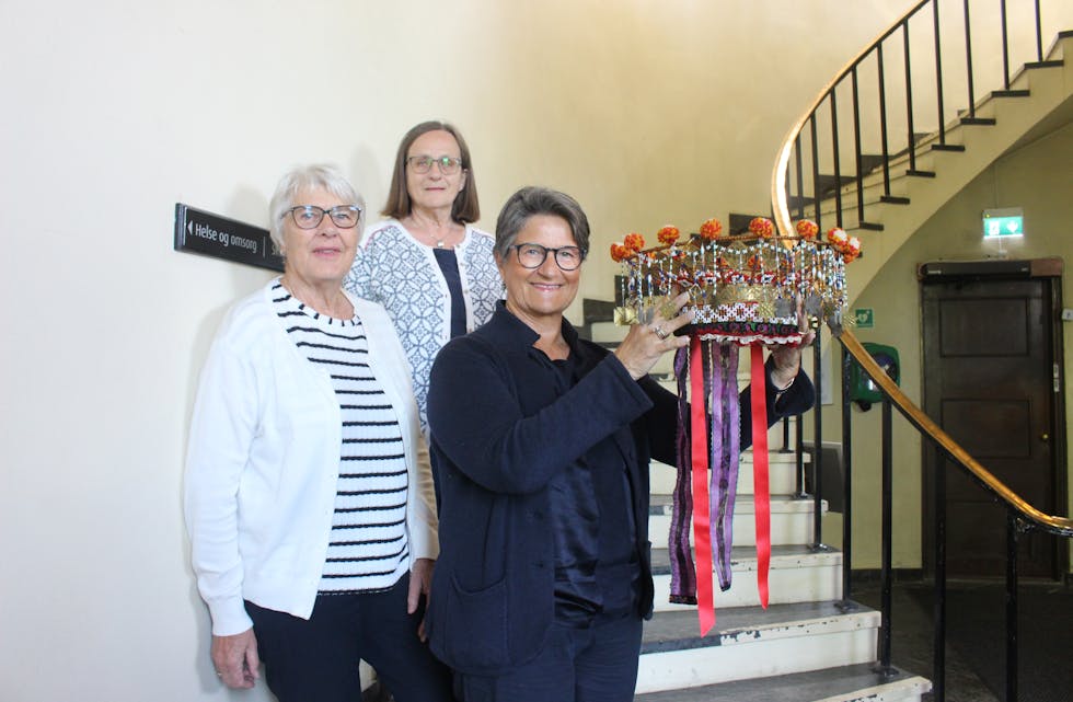 Brurekrone frå Hardanger. Her med Kristin Borge Rasmussen (t.h), Hanna Vestre og Dagny Fønnebø Ringhagen.