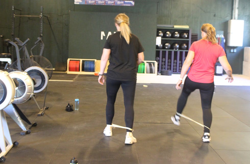 Høge kneløft med strikk.