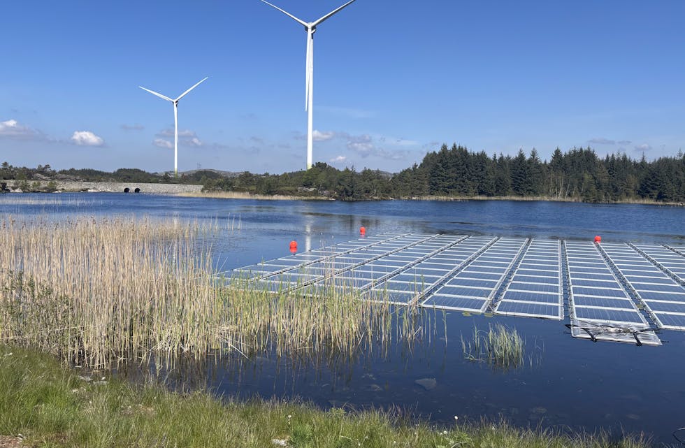 Slik ser den flytende solcelleparken ved Haugaland Næringspark ut.