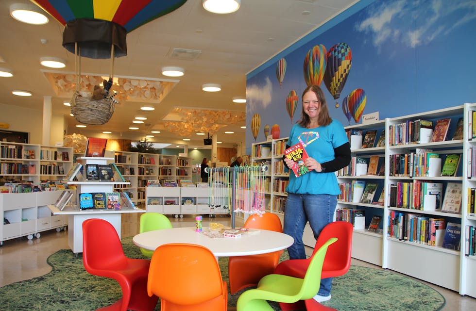 Barne- og ungdomsbibliotekar Hege Marie Naley Paulsen er klar til å ta imot leseglade barn på biblioteket i sommer.