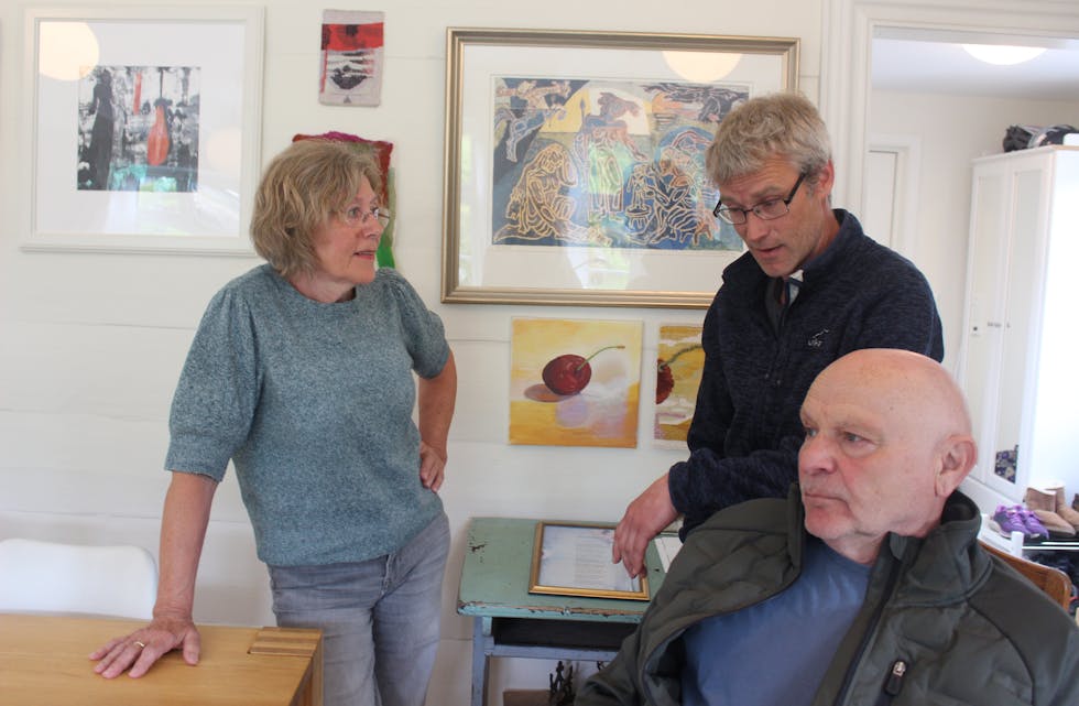 Eli Margrete Stølsvik hadde invitert til kaffiprat i den nyrestaurerte skulen i Yrkje. Kai Espen Hersdal er fiskar, og saman med Magnar Halvorsen og «heile bygda» har han engasjert seg i denne saka.
Foto: Marit Tvedt