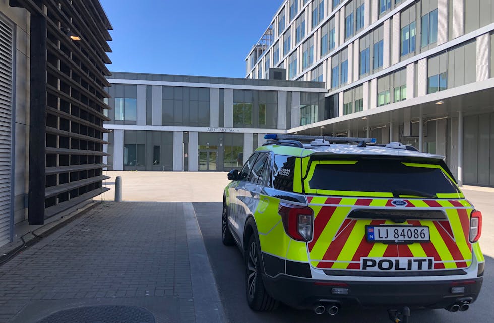 En mann i 60-årene er alvorlig skadet etter å ha blitt knivstukket på akuttmottaket ved Haugesund sykehus.