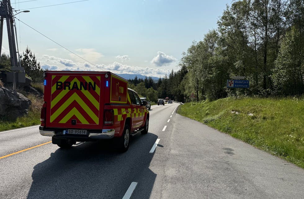 Brann sikret trafikken forbi.
