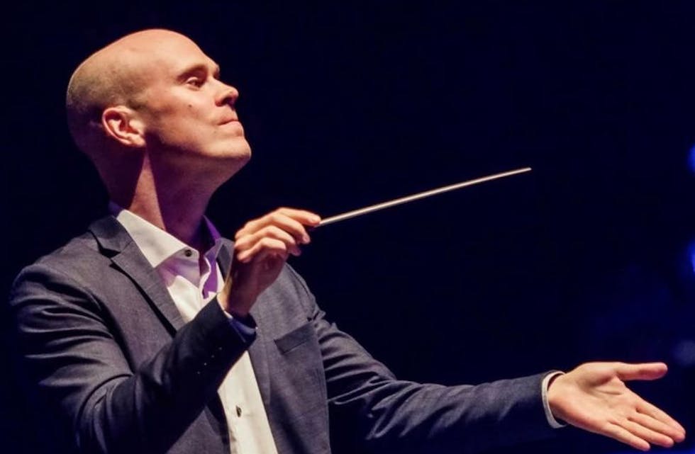 Kjetil Djønne dirigerer