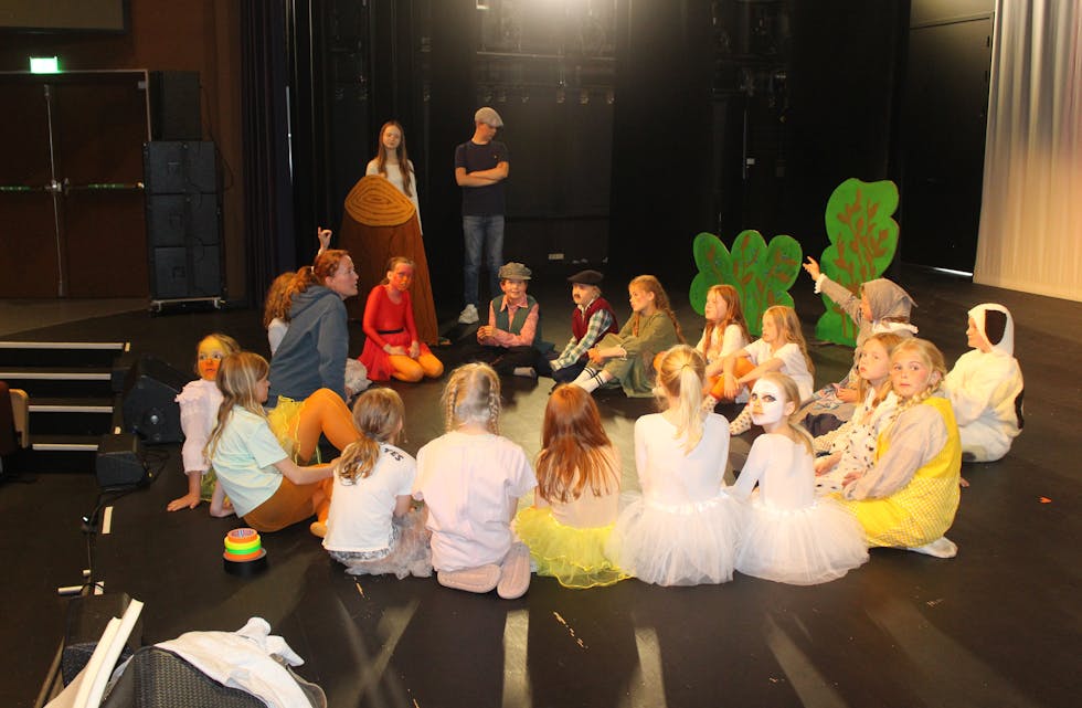 Alle høgtideleg samla for å få dei siste instruksane frå Sigrun og Christina.