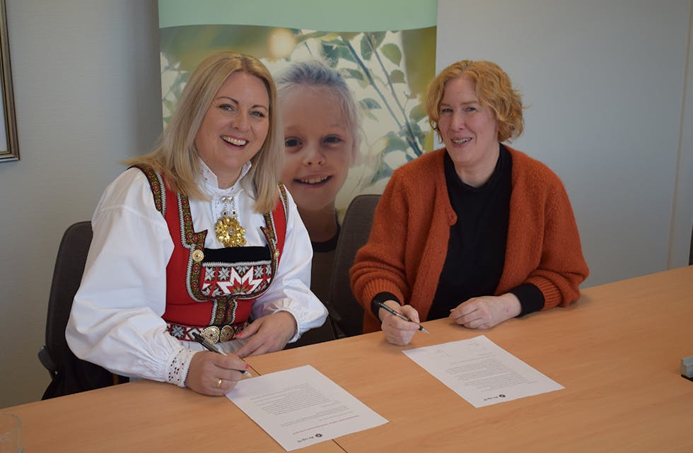 Ordfører Monika Lindanger (t.v) og Ragnhild Kaski, generalsekretær i Av-og-til, signerte avtalen.