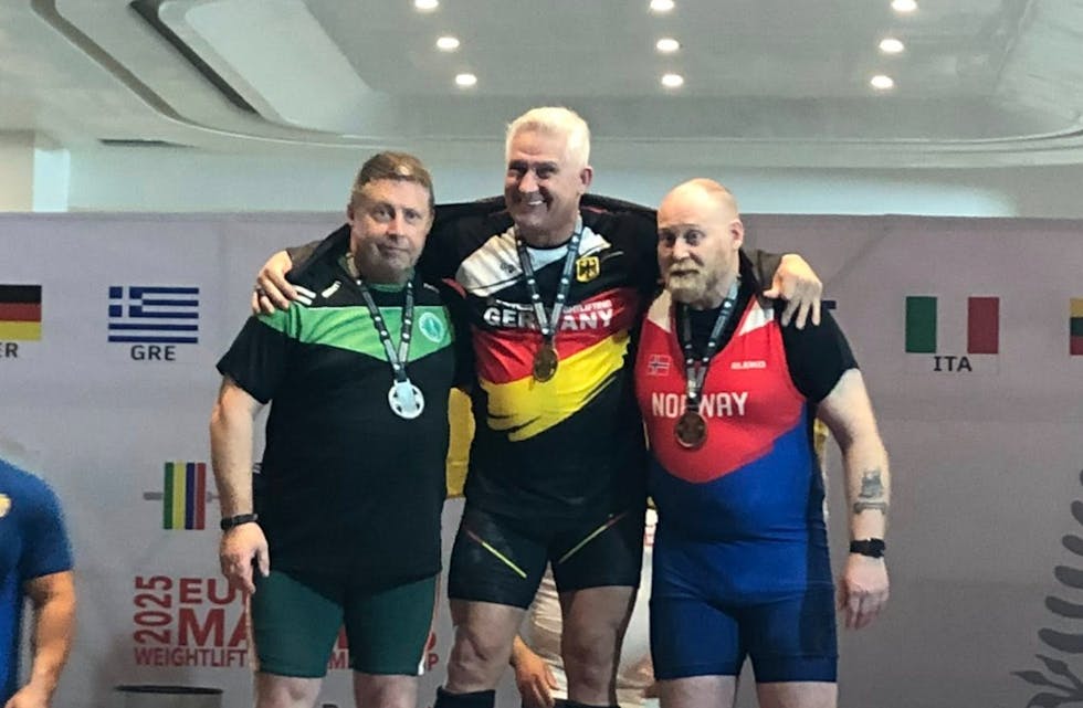 Dag Rønnevik til høyre med sin fortjente Master-medalje i Albania. Foto: Privat