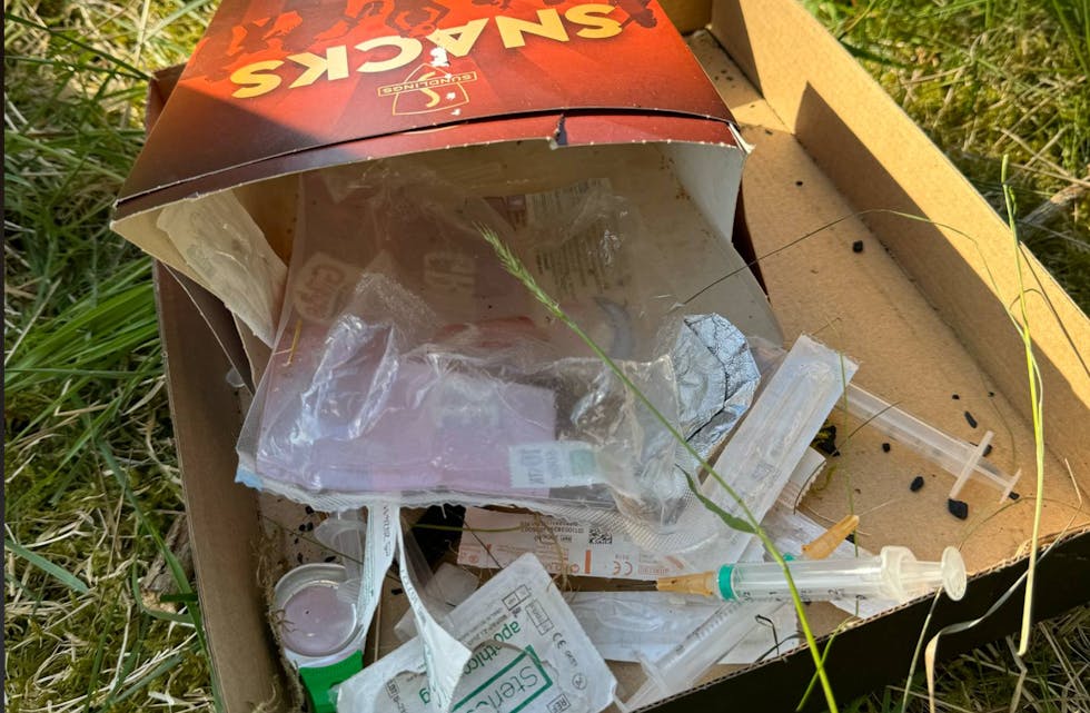 Alt annet en snacks var det som lå i denne esken ved Aksdalsvatnet. Foto: Nina Haraldseide