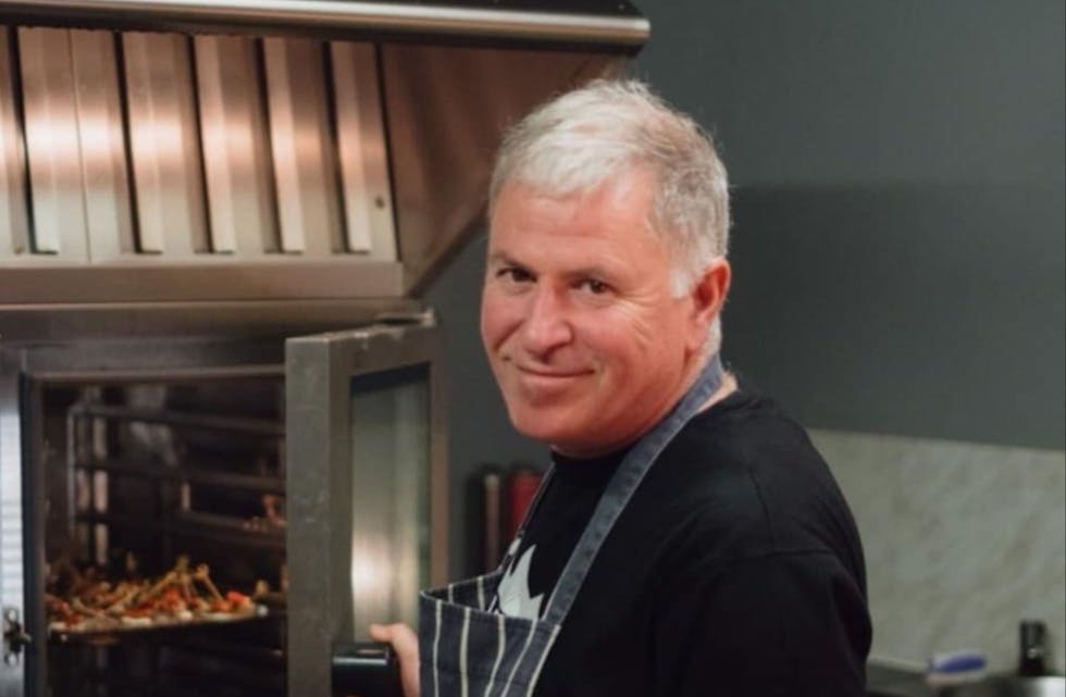 Tim Zekki fra England har tatt turen til restauranten i Nedre Vats. Foto: Privat