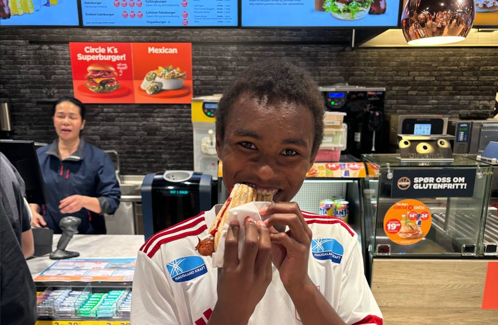 Justin (15) feiret seier i Ølen med scoring og pølse med alt. Foto: Tord Nagell Topnes