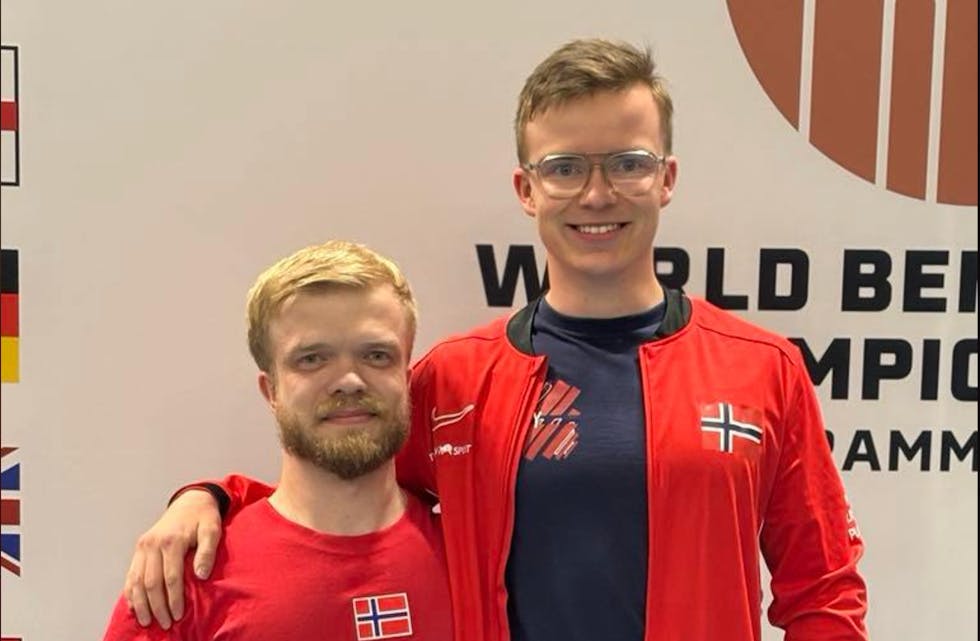 – Til tross for sterk konkurranse, så er jeg veldig stolt av å kunne representere Norge og veldig fornøyd med å faktisk være den 4. beste i verden i klassen min, sier Gaute Lynghamar Ronæs, her sammen med verdensmester Fredrik Eskil Myrvang.