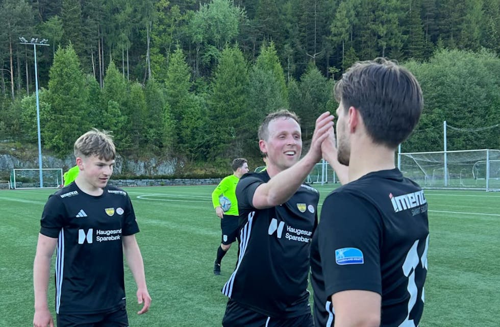 Mange glade Skjold/Stegaberg-spillere på Stord i kveld. 4-1 smakte godt. Fra venstre Birger Strand Sandsgård, Yngve Stunes og Adrian Strand.Foto: Asbjørn Espetvedt