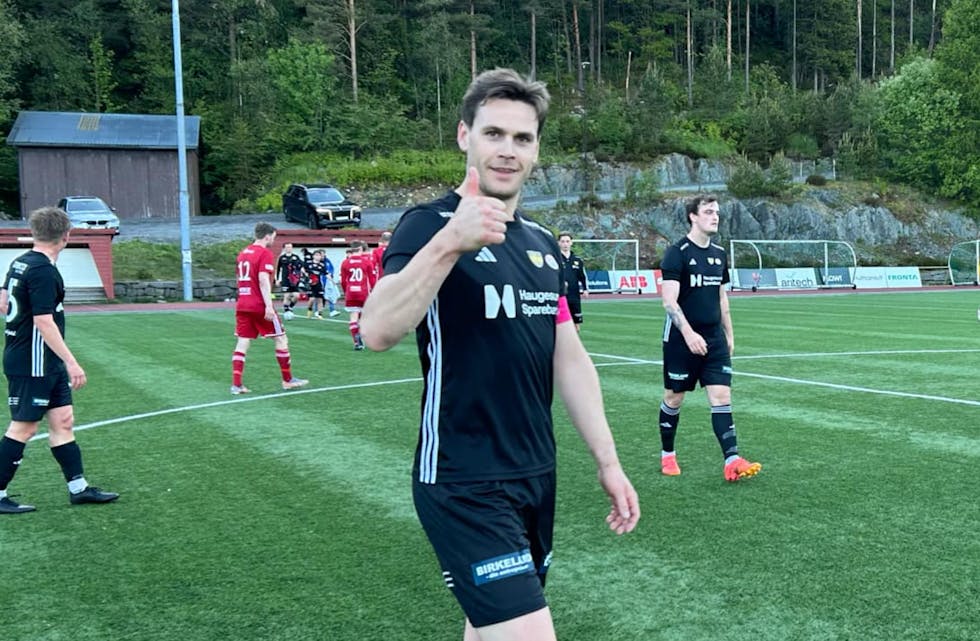 Kaptein Halvor Hansen var fornøyd etter 4-1 på Sagvåg. Foto: Asbjørn Espetvedt