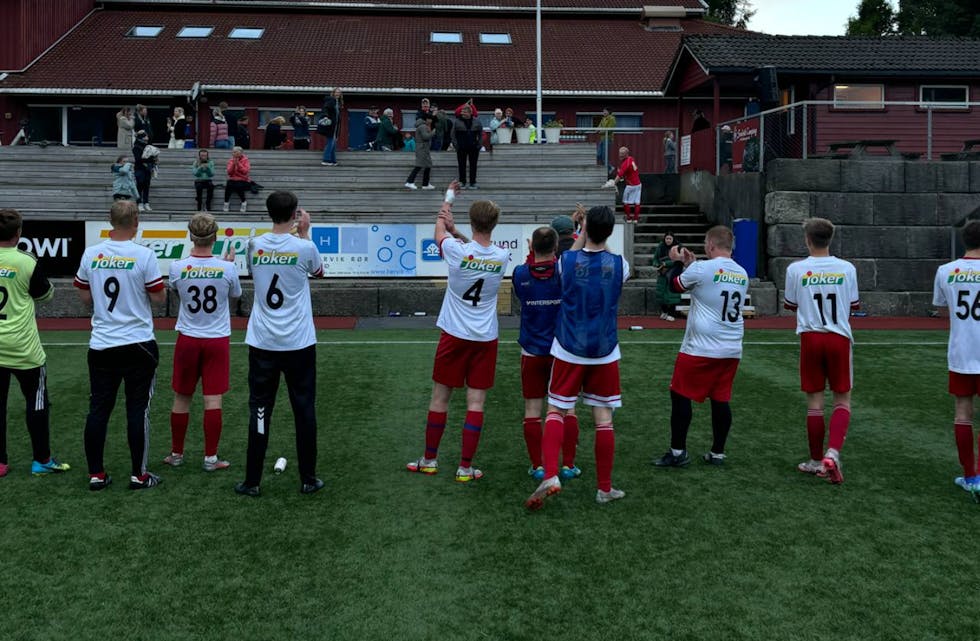 God grunn til å takke publikum for støtten mot Bjoa. Vegard Steinsland (nr. 13) scoret kampens eneste mål. Foto: Tord Topnes