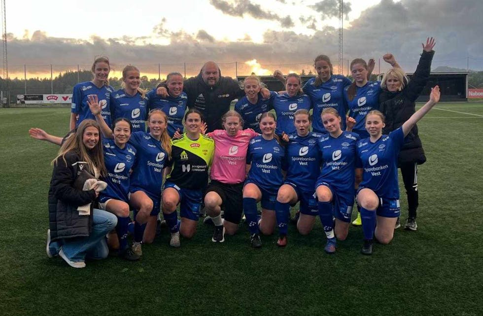 Klare for ny kamp i kveld. Tysværdamene inviterer til kamp på Frakkagjerd mot Rubbestadneset. Foto: Privat