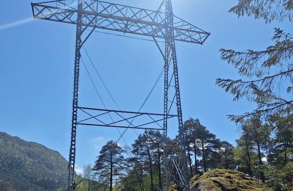 Den første masta til ledningen som bygges mellom Kvinnherad og Tysvær kommuner er nå på plass.