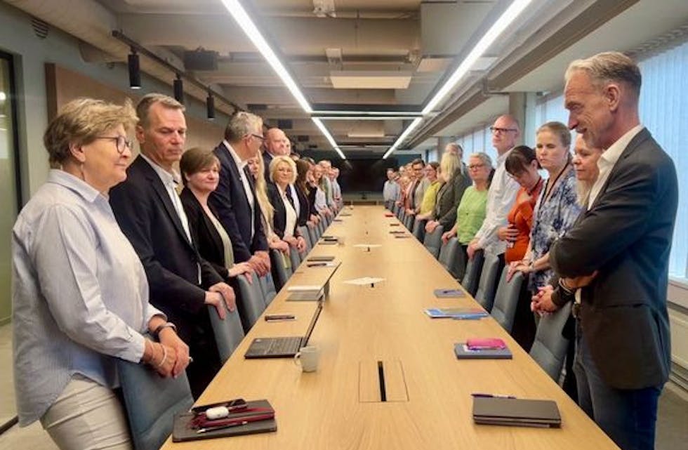 Til venstre står LO Kommunes Mette Nord og Pål Skarsbak og til høyre forhandlingsleder i KS, Tor Arne Gangsø
Foto: Ingvild Hunsrød / Fagforbundet