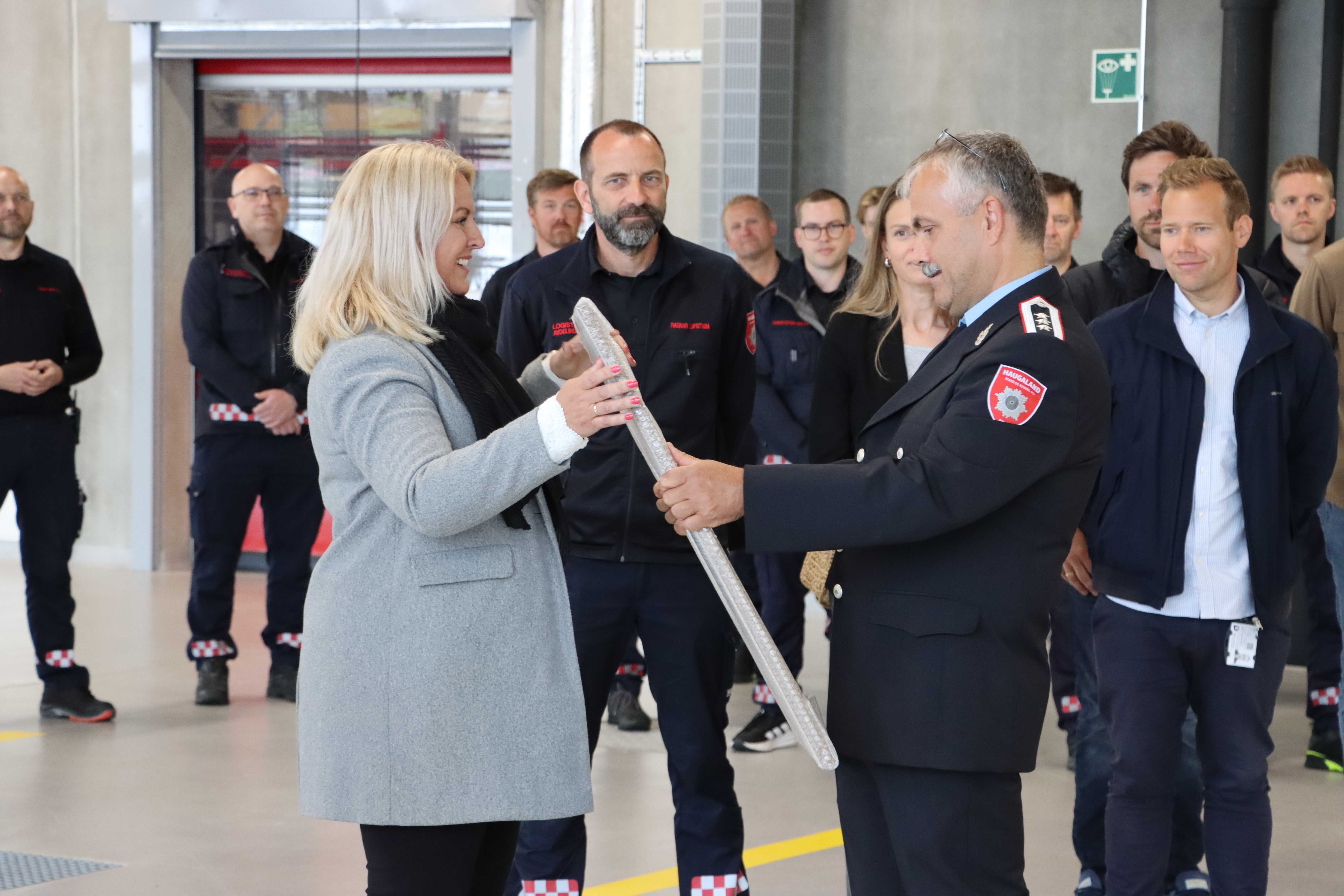 Tysvær-ordfører Monika Lindanger overrekker brannsjef Dag Botnen gaven i anledning åpningen av beredskapssenteret på Raglamyr.