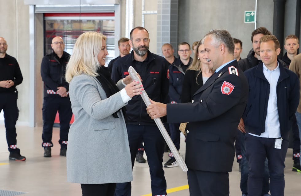 Tysvær-ordfører Monika Lindanger overrekker brannsjef Dag Botnen gaven i anledning åpningen av beredskapssenteret på Raglamyr.