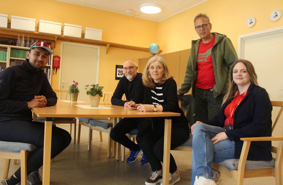 Jonas Andersen Sayed blei godt mottatt av sine eigne, her flankert av John Fredrik Rognsvaag, som fortalte om helsekvartalet, prest Gjermund Lygre, lokal KrF-politikar Gunn Marit Lygre og Røde Kors ansvarlig Maria Frugård Habiger.
